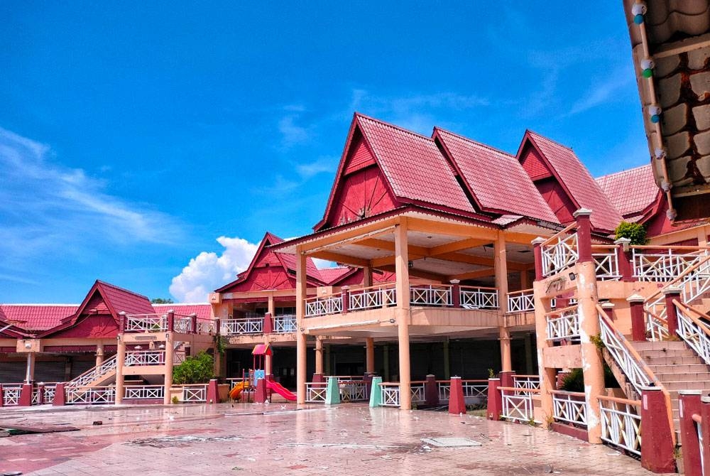 Keadaan Perkampungan Ikan Bakar Klasik Terapung yang pernah popular satu masa dulu.