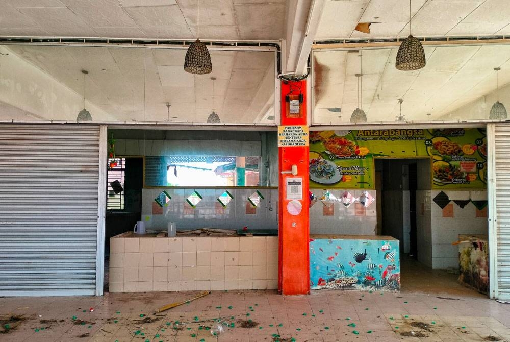 Gerai medan selera ikan bakar yang tidak lagi beroperasi.
