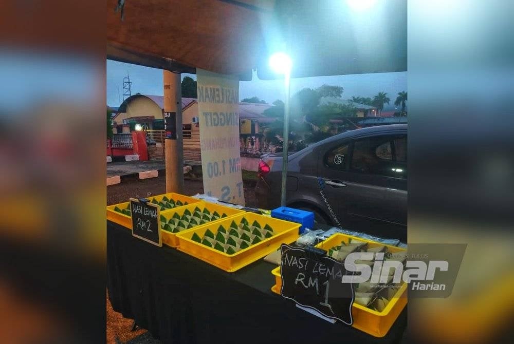 Zulkifli menjual nasi lemak di gerai miliknya sejak tiga tahun lalu.