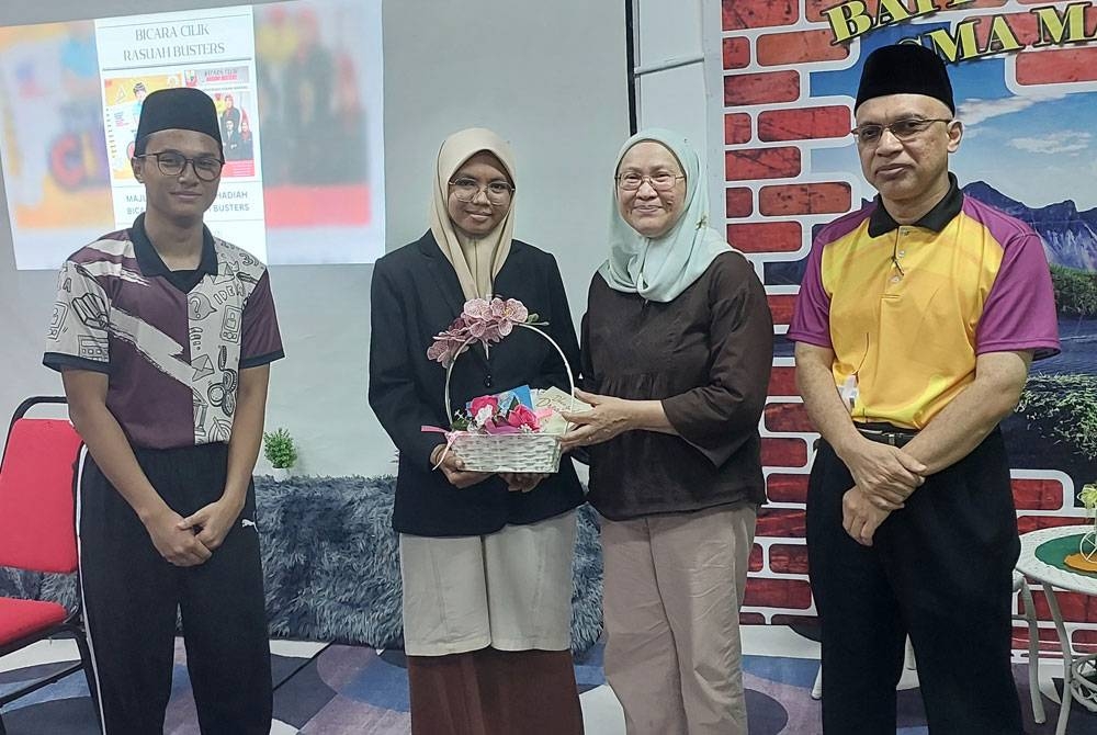 Maznah (tengah) menyampaikan hadiah Bicara Cilik kepada pemenang, Nurul Yasmin Irdina (dua dari kiri)