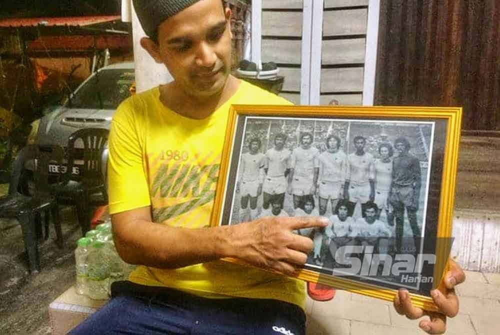 Firdaus menunjukkan gambar kenangan bapanya ketika bergelar pemain bola sepak kebangsaan yang pernah mewakili negara dalam perlawanan di peringkat antarabangsa.