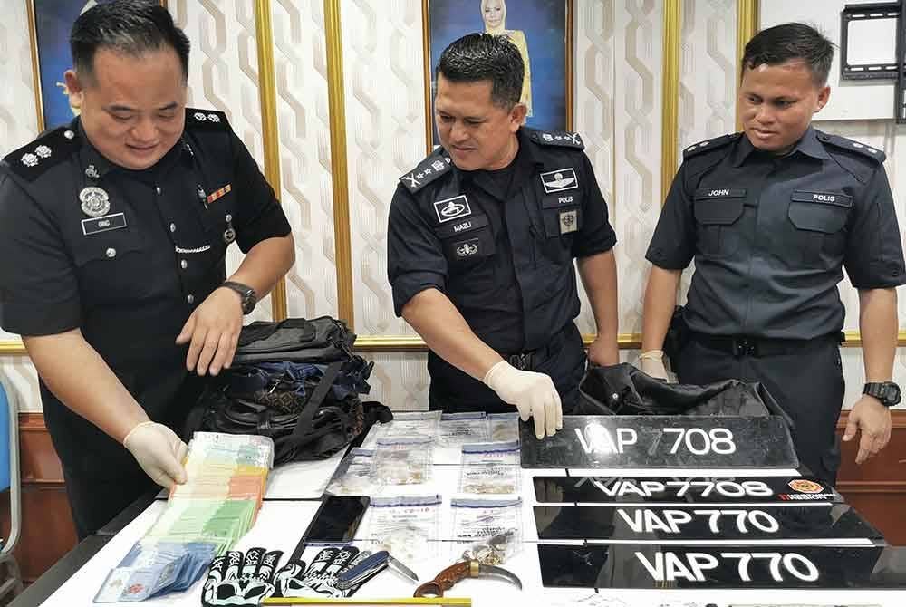 Mazli (tengah) menunjukkan antara barangan yang dirampas daripada suspek dianggarkan bernilai lebih RM100,000.