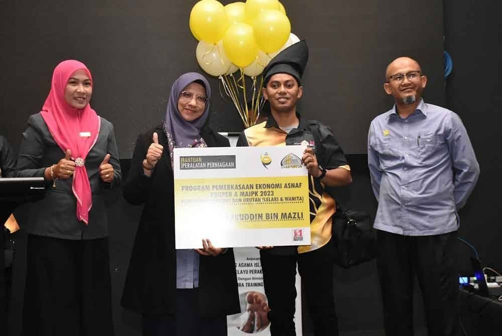 Khairruddin (dua dari kanan) menerima sijil kursus dan bantuan peralatan perniagaan selepas tamat menjalani kursus PROPER A yang disampaikan oleh Wan Maizura (dua dari kiri) di Ipoh.