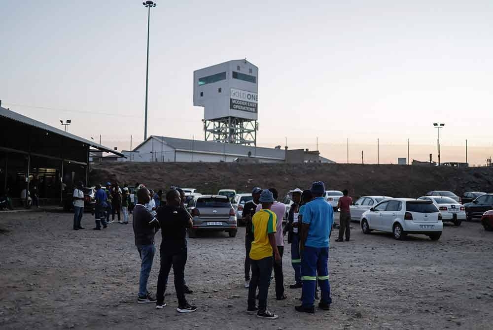 Pekerja syarikat Gold One Mine masih berada di bawah tanah dan dihalang daripada keluar oleh beberapa kumpulan bersenjata. - Foto AFP