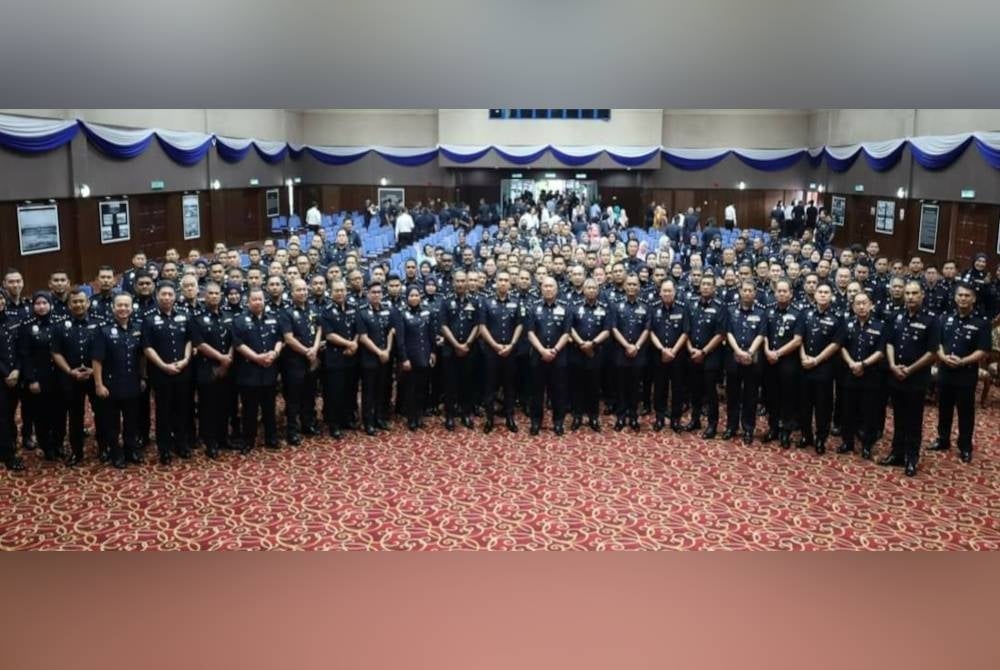 Kamarudin bergambar bersama warga JSJN dalam perhimpunan bulan JSJN di Pulapol Kuala Lumpur pada Selasa.