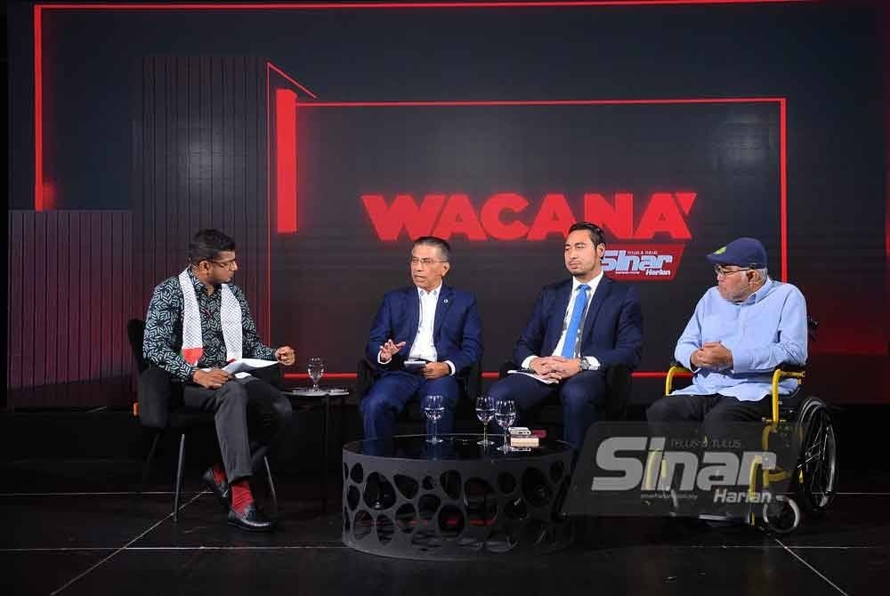 Wacana ke 418 membincangkan tajuk Memenangi Perang Naratif Di Luar Gaza, dari kiri Azlan Shah Nabees Khan selaku Hos, Penasihat Kehormat MyCARE, Dr Hafidzi Mohd Noor (dua kiri), Ketua Portfolio Hubungan Luar Negara PN, Wan Ahmad Fayhsal Wan Ahmad Kamal dan Ketua Kaukus Palestin Parlimen Malaysia, Syed Ibrahim Syed Noh (kanan) yang berlangsung di Studio Sinar Harian hari ini. FOTO SINAR HARIAN/ ASRIL ASWANDI SHUKOR.