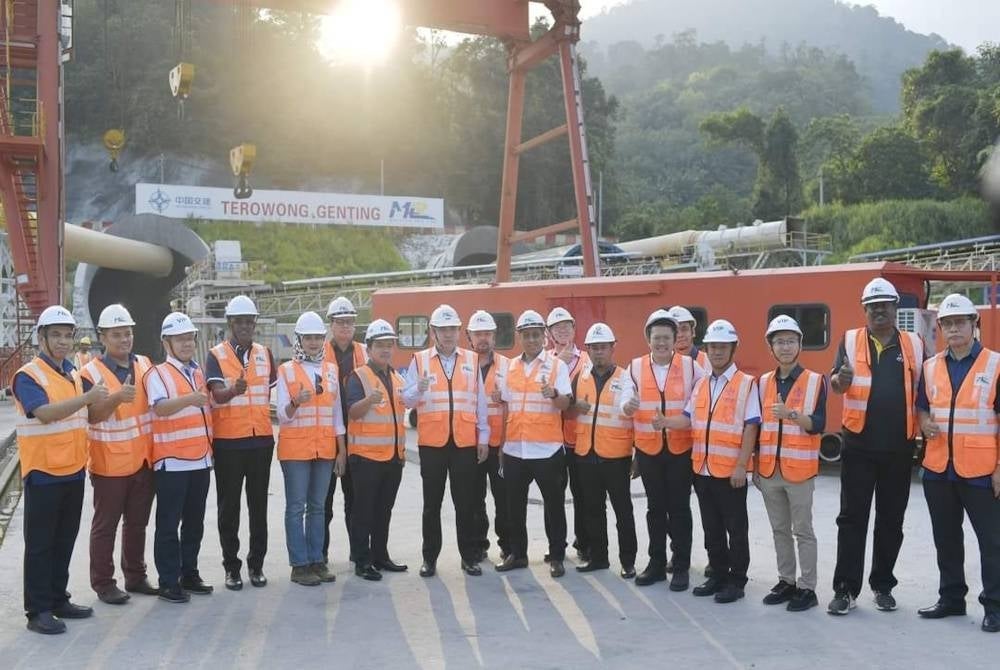 Mohammad Fakhruddin mengiringi Menteri Pengangkutan, Anthony Loke Siew Fook meninjau tapak pembinaan projek ECRL di Terowong Genting pada April lalu.