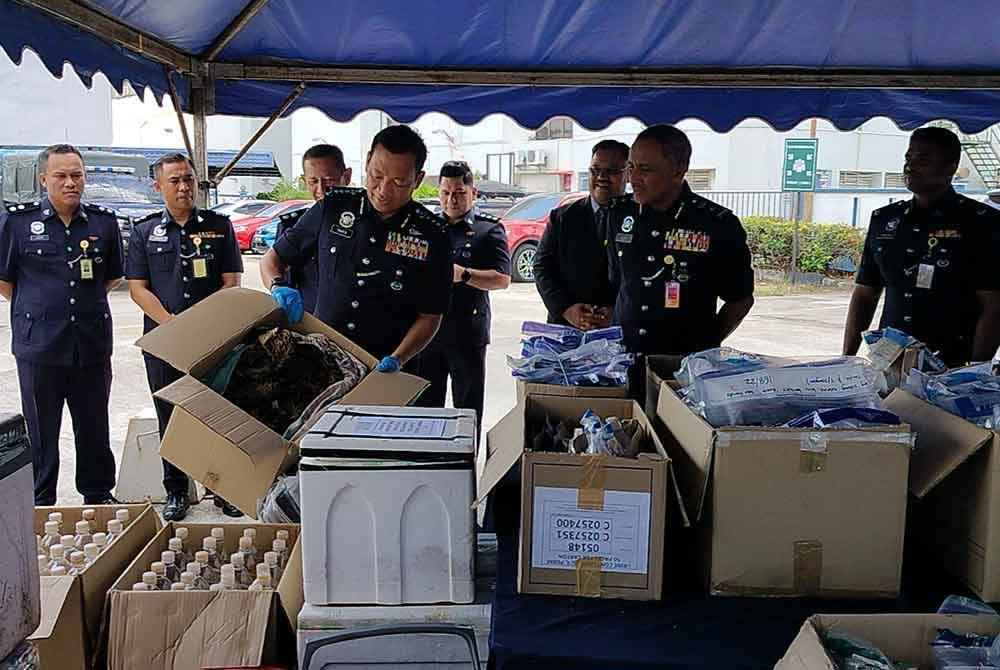 Yahaya menunjukkan sebahagian dadah bernilai lebih RM4.4 juta yang dirampas sejak 2008.