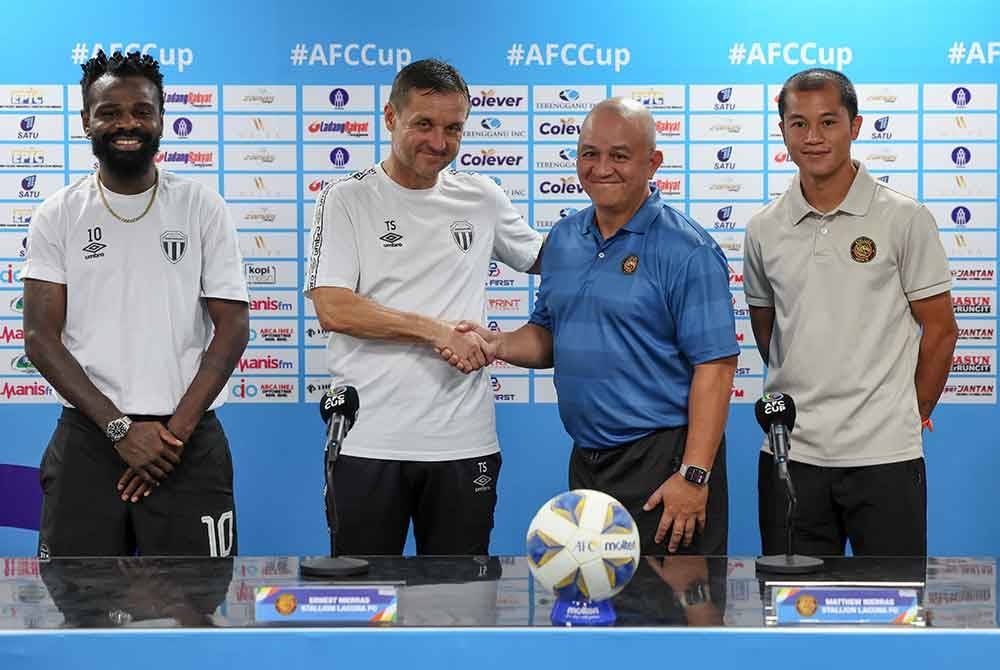 Ketua Jurulatih Terengganu FC, Tomislav Steinbruckner (dua, kiri) berjabat tangan bersama Ketua Jurulatih Stallion Laguna FC, Ernest Nierras pada sidang media menjelang perlawanan aksi kumpulan G Piala Konfederasi Bola Sepak Asia (AFC) 2023 di Stadium Sultan Mizan Zainal Abidin Gong Badak hari ini.
Turut hadir Kapten Pasukan TFC, Habib Haroon (kiri) dan Kapten Stallion, Matthew Nierras.