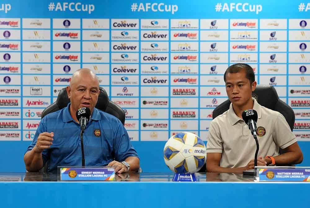 Ketua Jurulatih Stallion Laguna FC, Ernest Nierras (kiri) bersama kapten pasukan itu, Matthew Nierras pada sidang media menjelang perlawanan aksi kumpulan G Piala Konfederasi Bola Sepak Asia (AFC) 2023 bertemu Terengganu FC (TFC) di Stadium Sultan Mizan Zainal Abidin Gong Badak hari ini.