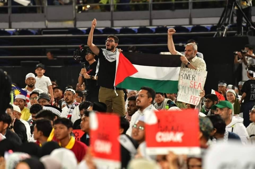 SOLIDARITI lebih 16,000 rakyat Malaysia pelbagai latar belakang, bangsa dan agama berhimpun pada program itu, yang bertindak umpama 'pembesar suara' bagi menunjukkan sokongan Malaysia kepada perjuangan rakyat Palestin dan menekan tindakan kejam Israel