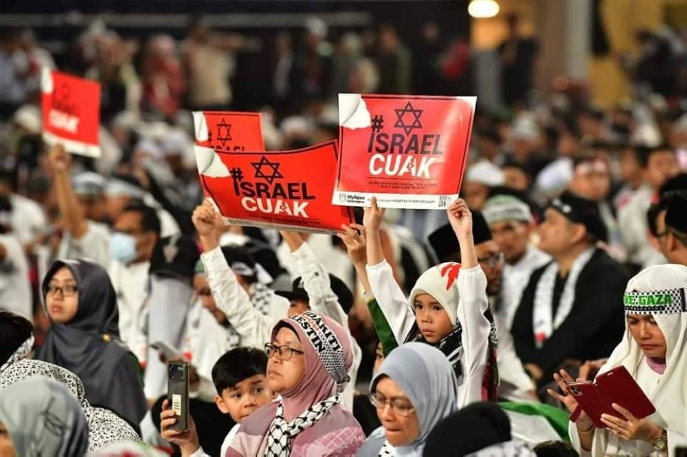 SOLIDARITI lebih 16,000 rakyat Malaysia pelbagai latar belakang, bangsa dan agama berhimpun pada program itu, yang bertindak umpama 'pembesar suara' bagi menunjukkan sokongan Malaysia kepada perjuangan rakyat Palestin dan menekan tindakan kejam Israel