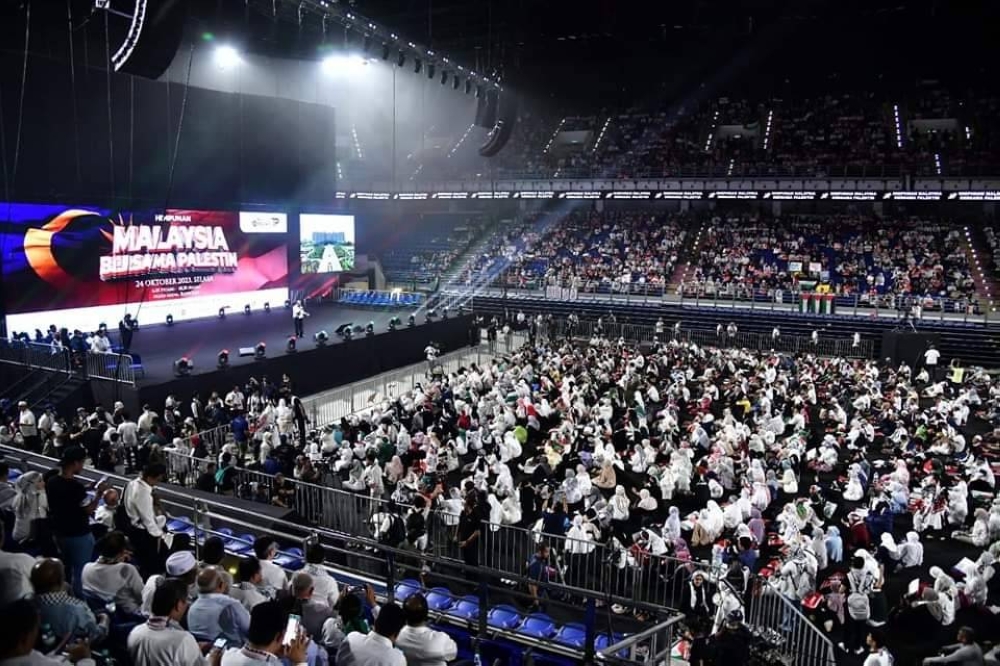 SOLIDARITI lebih 16,000 rakyat Malaysia pelbagai latar belakang, bangsa dan agama berhimpun pada program itu, yang bertindak umpama 'pembesar suara' bagi menunjukkan sokongan Malaysia kepada perjuangan rakyat Palestin dan menekan tindakan kejam Israel