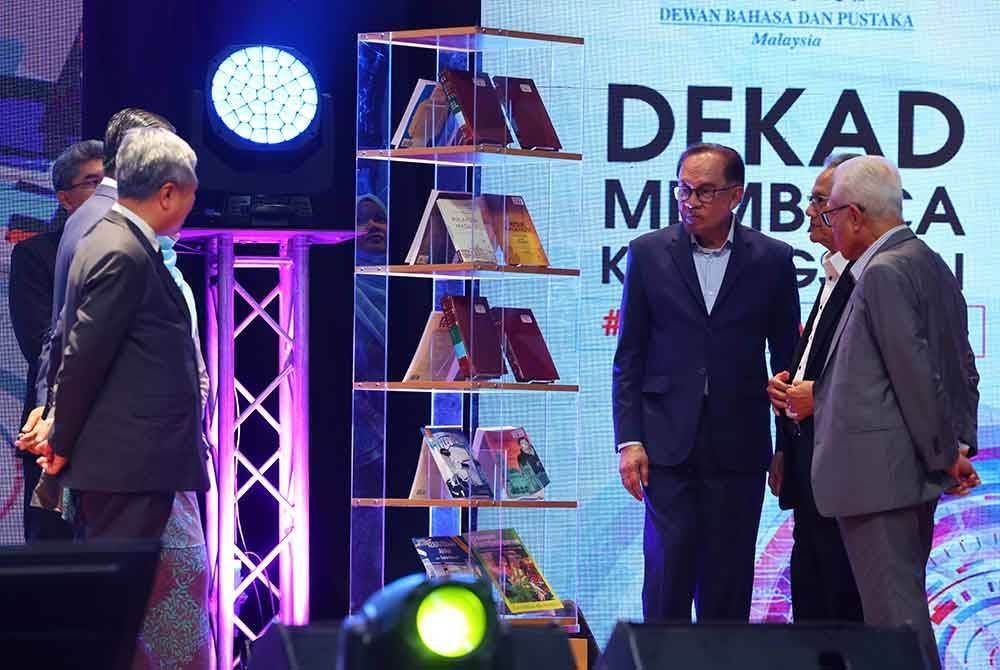 Perdana Menteri Datuk Seri Anwar Ibrahim (tiga,kanan) pada Majlis Perasmian Karnival Dekad Bahasa Kebangsaan dan Dekad Membaca Kebangsaan di Universiti Multimedia (MMU), Cyberjaya hari ini.