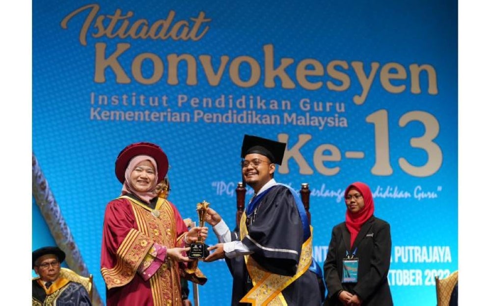 Fadhlina menyampaikan Anugerah Emas kepada Khairul Shuib sempena Istiadat Konvokesyen IPG KPM Kali ke-13.