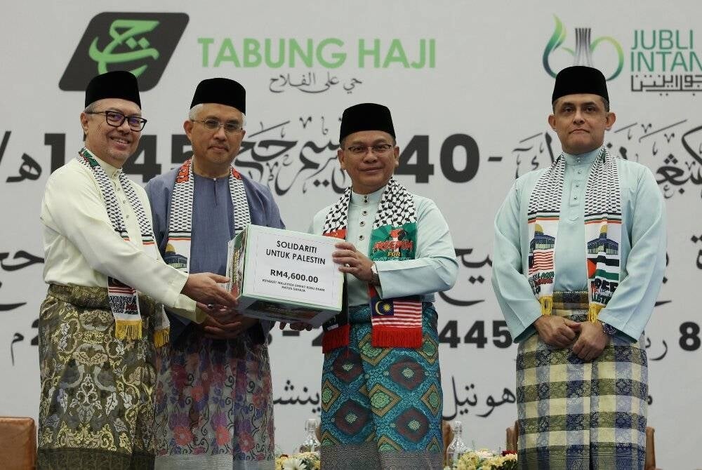 Mohd Na'im (dua dari kanan) menerima sumbangan untuk Tabung Palestin daripada Pengarah Eksekutif Lembaga Tabung Haji, Datuk Seri Syed Saleh Syed Abdul Rahman (kiri) pada Majlis Penutupan Muzakarah Haji Peringkat Kebangsaan Ke-40 Musim Haji 1445H, pada Rabu. Turut sama, Pengerusi Tabung Haji, Tan Sri Azman Mokhtar (dua dari kiri) dan Ketua Pegawai Eksekutif Lembaga Tabung Haji, Syed Hamadah Syed Othman (kanan). - Foto Bernama