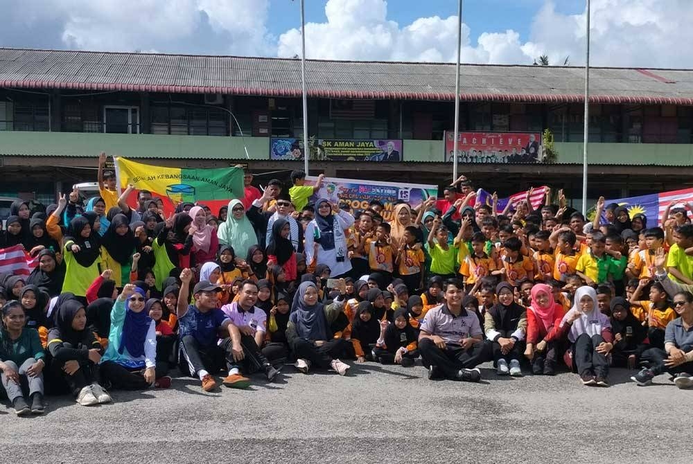 Warga Sekolah Kebangsaan Aman Jaya menunjukkan solidariti terhadap Palestin sempena Program Cakna Komuniti pada Rabu.