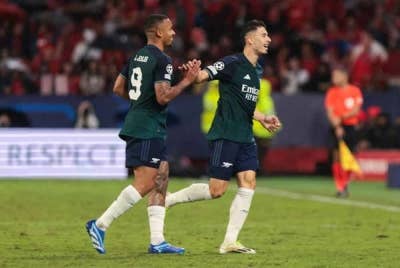 Dua gandingan enjin gol Arsenal di Ramon Sanchez Pizjuan. - Foto Agensi