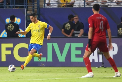 Ronaldo (dua dari kiri) meledak dua gol ketika membantu Al-Nassr membenam Al-Duhail 4-3 dalam aksi Liga Juara-Juara Asia awal pagi Rabu. - Foto AFP