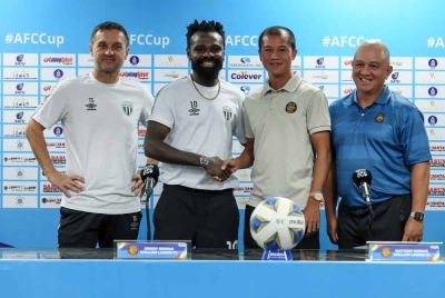 Kepten pasukan Terengganu FC (TFC) Habib Haroon (dua, kiri) berjabat tangan bersama kapten Stallion Laguna FC, Matthew Nierras (dua, kanan) pada sidang media menjelang perlawanan aksi kumpulan G Piala Konfederasi Bola Sepak Asia (AFC) 2023 di Stadium Sultan Mizan Zainal Abidin Gong Badak hari ini.
Turut hadir Ketua Jurulatih TFC, Tomislav Steinbruckner (kiri) dan Ketua Jurulatih Stallion, Ernest Nierras.