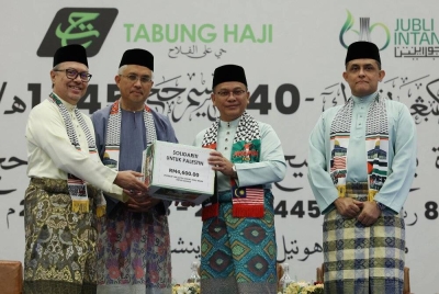 Mohd Na'im (dua dari kanan) menerima sumbangan untuk Tabung Palestin daripada Pengarah Eksekutif Lembaga Tabung Haji, Datuk Seri Syed Saleh Syed Abdul Rahman (kiri) pada Majlis Penutupan Muzakarah Haji Peringkat Kebangsaan Ke-40 Musim Haji 1445H, pada Rabu. Turut sama, Pengerusi Tabung Haji, Tan Sri Azman Mokhtar (dua dari kiri) dan Ketua Pegawai Eksekutif Lembaga Tabung Haji, Syed Hamadah Syed Othman (kanan). - Foto Bernama