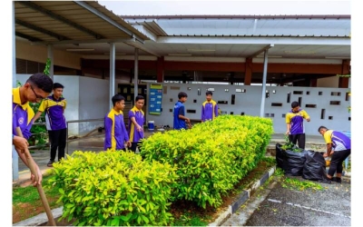 Empat kanak-kanak sedang membersihkan tandas sekolah.