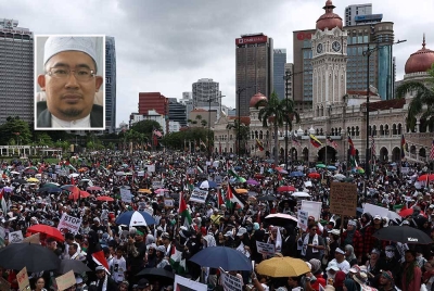 Ribuan orang awam menyertai Himpunan Freedom For Palestine di Dataran Merdeka baru-baru ini. Gambar kecil: ZAMRI