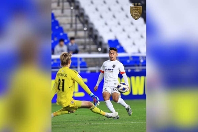 Arif Aiman Hanapi ketika melakukan percubaan ke arah gawang Ulsan dalam aksi Kumpulan I Liga Juara-Juara Asia di Stadium Bolasepak Munsu pada Selasa. - Foto JOHOR Southern Tigers