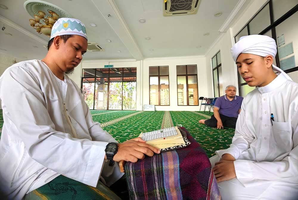 Makmur menyemak bacaan Yusof.