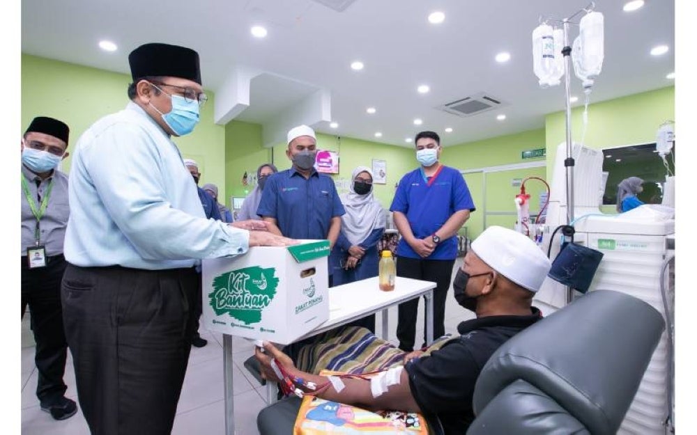 ZPP menyediakan kit bantuan makanan dan rawatan kepada pesakit dialisis di Pusat Rawatan Dialisis Islah. 