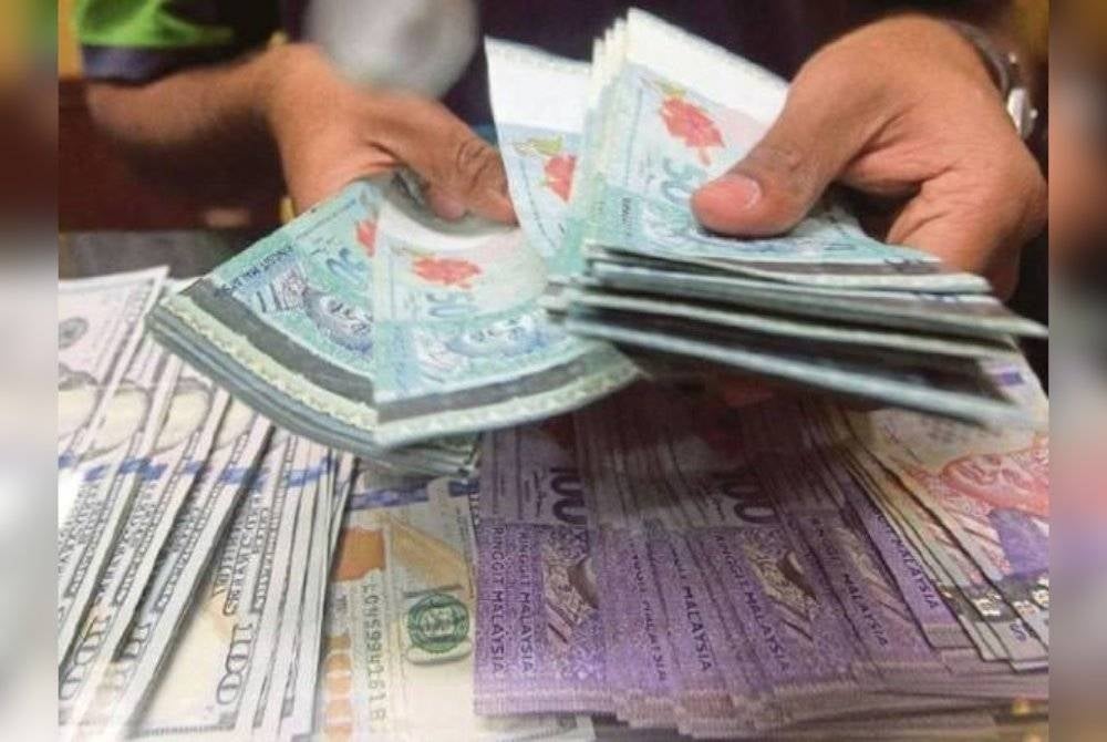 Nilai ringgit menyusut sedikit dan dibuka rendah berbanding dolar AS pada Khamis. - Gambar hiasan