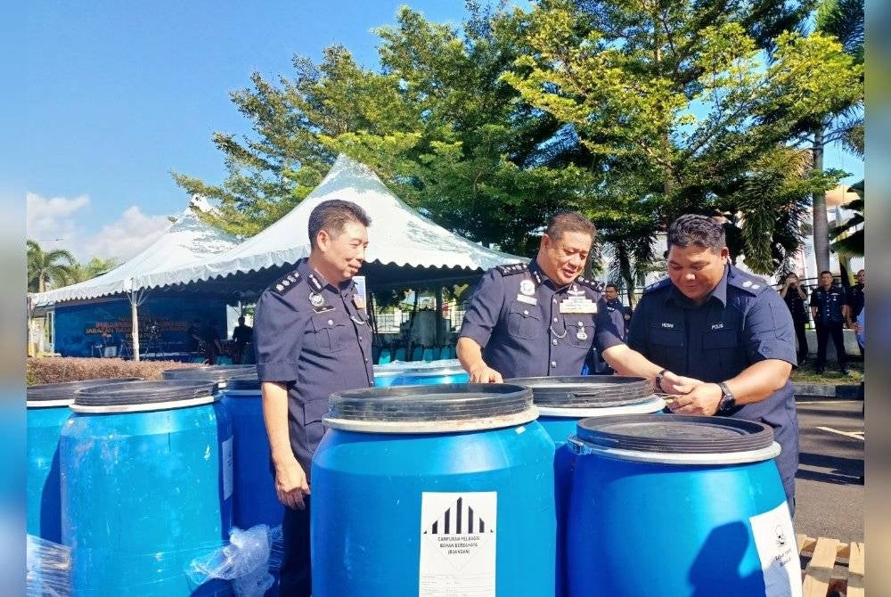 Azizi (tengah) memeriksan rampasan dadah yang dihantar untuk tujuan pelupusan sempena sidang akhbar di IPK Perak pada Khamis.