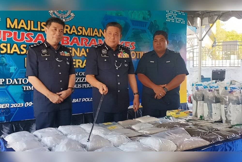 Azizi (tengah) menunjukkan pelbagai jenis dadah hasil rampasan dan operasi sejak tahun 2007 hingga kini.