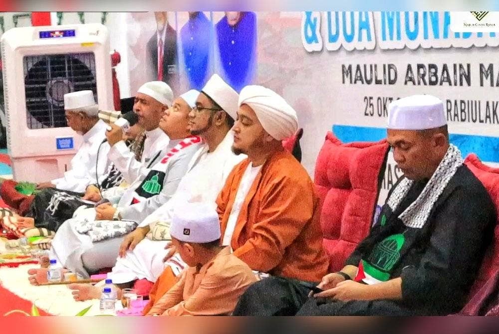 Rais dan AlHabib Hasan Ja'afar As-Segaf (tengah) ketika program Program Tangga Batu Berselawat dan Doa Munajat Palestin Maulid Arbain Malam Ke-40 di Masjid Cina, Krubong, di sini, pada malam Rabu.