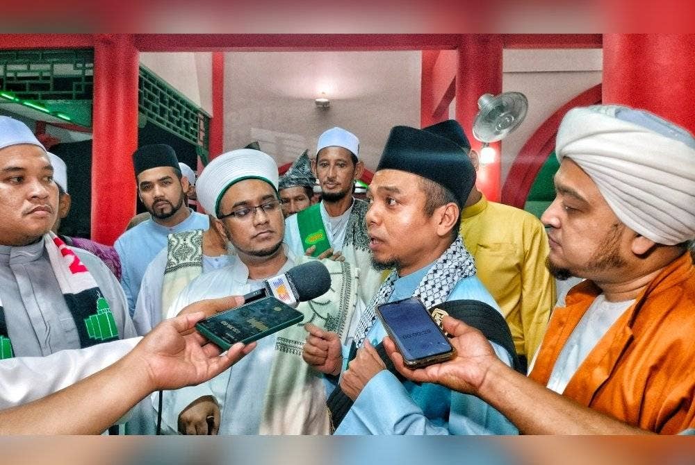 Rais (kanan) AlHabib Hasan Ja'afar As-Segaf (dua dari kiri) dan AlHabib Ali Zaenal Abidin (empat dari kiri) ditemui selepas selesai Program Tangga Batu Berselawat dan Doa Munajat Palestin Maulid Arbain Malam Ke-40 di Masjid Cina, Krubong, di sini, pada malam Rabu.