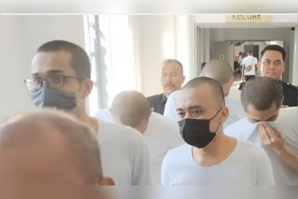 Indra Ironi (kanan) dan Effy Sharafi ketika tiba di Mahkamah Tinggi Johor Bahru pada Khamis.