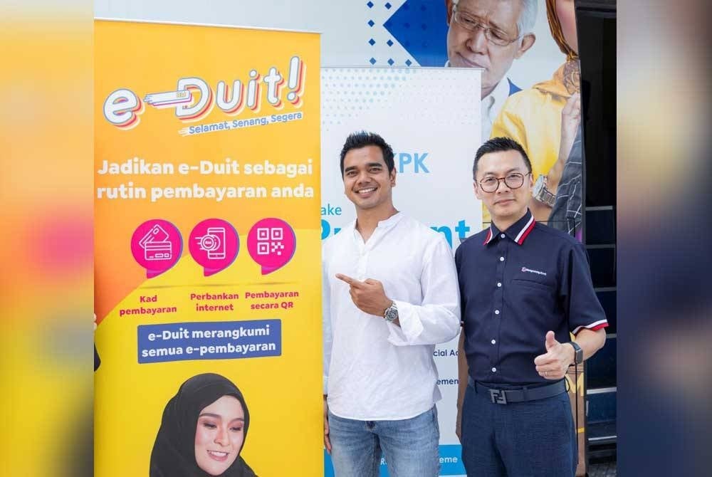 Alif Satar (kiri) dan Andrew Jong (kanan) ketika pelancaran program E-Duit Desa di Bagan Nakhoda Omar (BNO) Sabak Bernam pada Rabu.