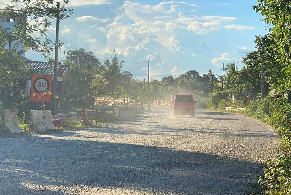 Penduduk di kawasan Jeram Perdah di sini mendakwa tahap kesihatan dan kehidupan mereka 'merosot' susulan pencemaran kepulan debu tebal yang berpunca daripada pembinaan projek Pembangunan Lembangan Sungai Bersepadu (PLSB) Sungai Golok.