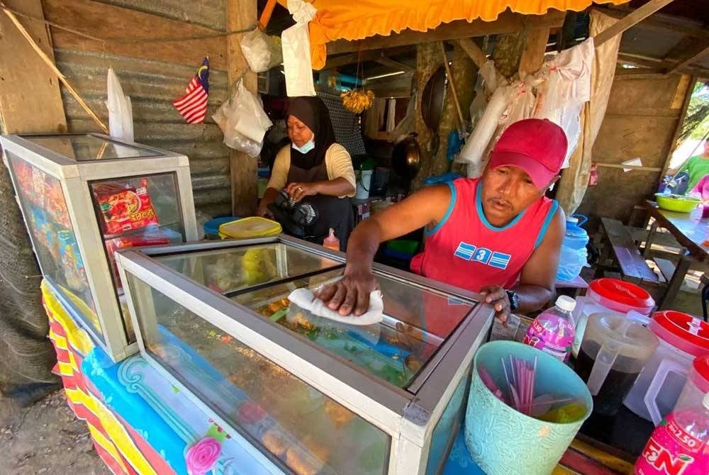 Zubainin (kanan) terpaksa mengelap debu setiap sejam sekali kerana jika dibiarkan ia terlalu tebal.