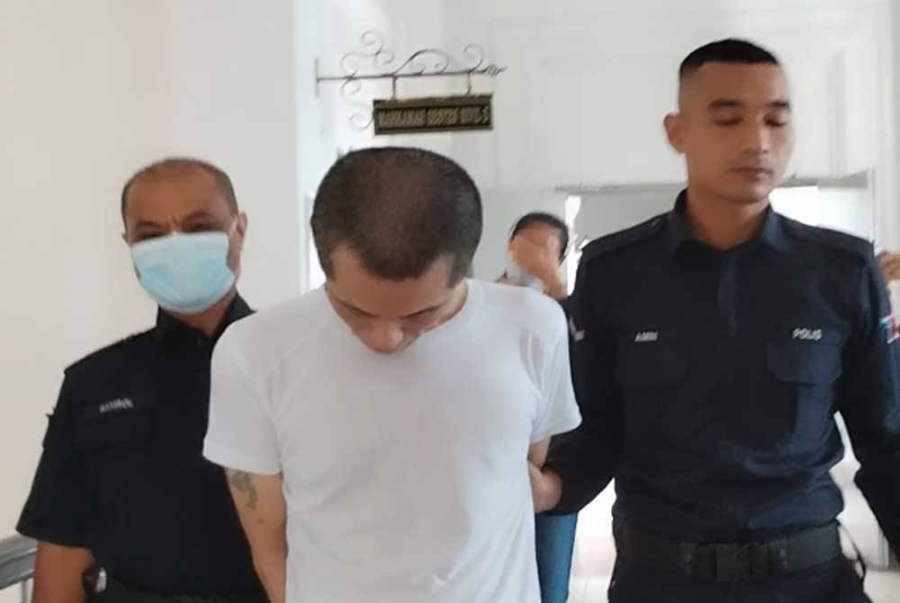 Geok Chin diiringi polis di mahkamah pada Khamis.