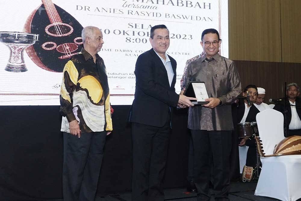 Chai (tengah) menerima penghargaan daripada Dr Anis (kanan) sambil disaksikan oleh Pengerusi Pertubuhan Kebajikan (Al-Jamiatul Khairiah) Selangor Dan Wilayah Persekutuan, Datuk Seri Dr Syed Hussien Al-Habshee sempena Malam Mahabbah Dr.Anis Rasyid Baswedan yang diadakan di Kuala Lumpur, baru-baru ini.