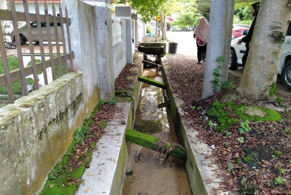Keadaan longkang di taman perumahan berkenaan yang dipenuhi pasir akibat banjir kilat yang berlaku setiap kali hujan lebat.