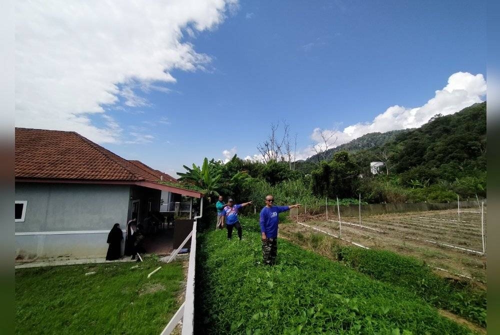 Sebahagian penduduk menunjukkan kawasan pertanian berhampiran Taman Chepor Sentosa yang didakwa menjadi punca berlakunya banjir kilat di kawasan berkenaan.