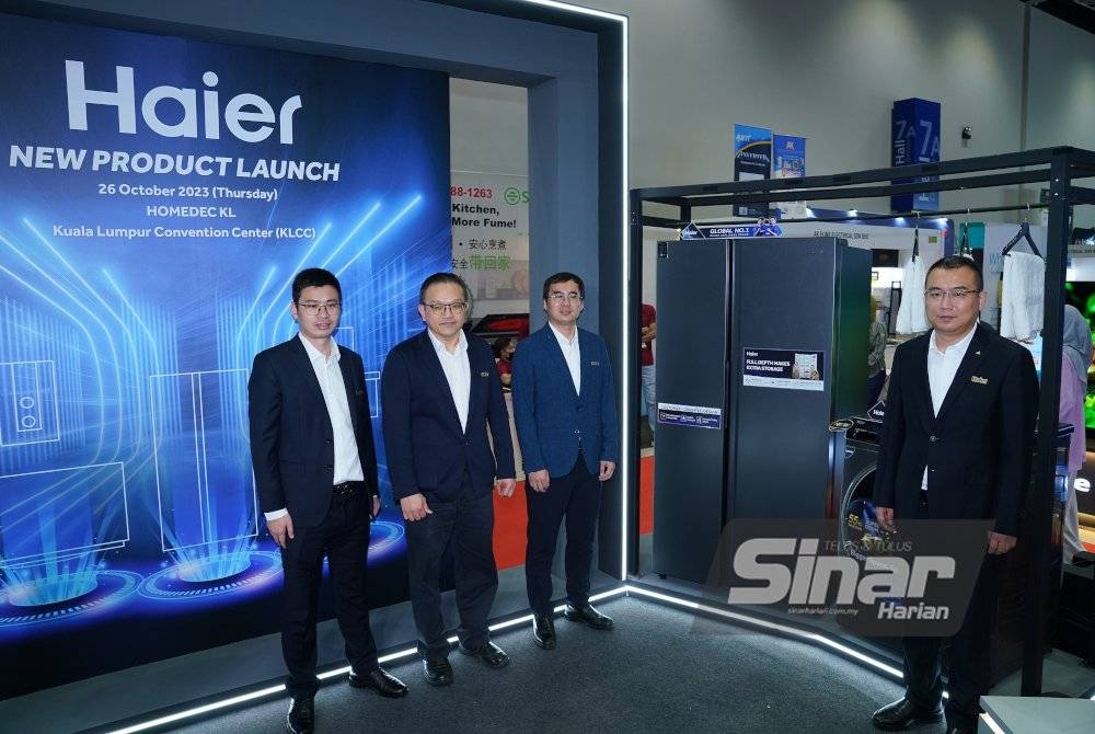 Fan Jing (dua dari kanan) ketika pelancaran ‘Smart Living New Products’ anjuran Haier Malaysia di Pusat Konvensyen Kuala Lumpur (KLCC) di sini pada Khamis. - Foto Sinar Harian MOHD HALIM WAHID