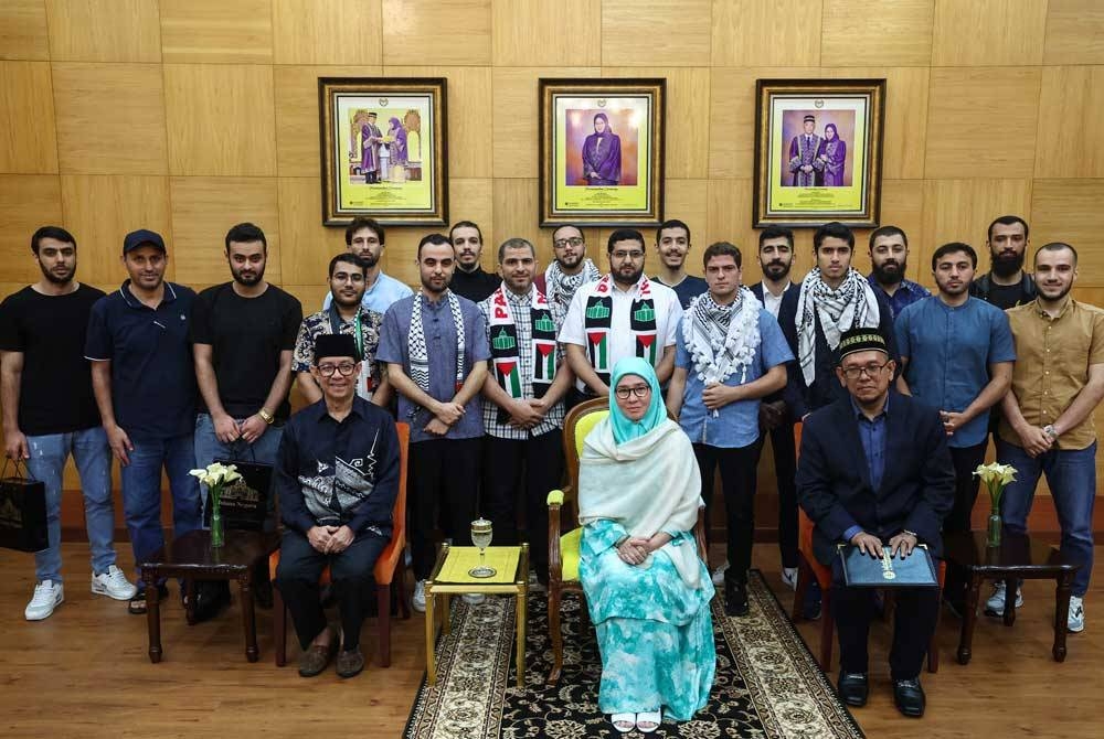 Tunku Azizah Aminah Maimunah Iskandariah berkenan bergambar bergambar bersama pelajar-pelajar UIAM yang berasal dari negara Palestin pada Rabu. - Foto: Bernama