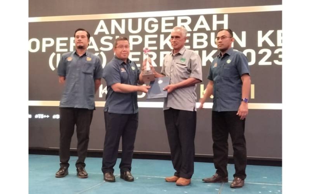 Ahmad Zainal (dua dari kiri) menyampaikan anugerah kepada salah seorang penerima sempena Kempen Gerakan Peningkatan Produktiviti Getah (GPPG) dan Konvensyen Amalan Pertanian Baik (GAP) RISDA Negeri Kelantan 2023 di Hotel Grand River View, Kota Bharu pada Khamis.