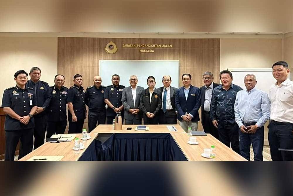 Lokman (tujuh dari kiri) bersama pegawai JPJ dan wakil dua persatuan mengadakan satu sesi libat urus bersama bagi mencapai komitmen patuh undang-undang jalan raya dan peraturan muatan pada Khamis.- Foto: JPJ