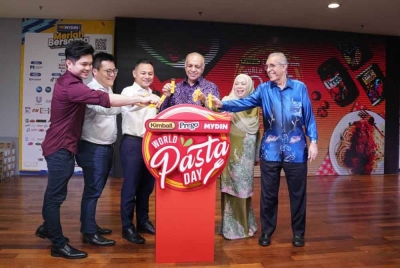 Ameer (tiga dari kanan) menyempurnakan sambutan Hari Pasta Sedunia Mydin Campbell di Mydin USJ pada Rabu.