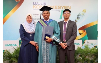 Adam Yusuf bersama isteri dan anaknya pada Majlis Konvokesyen UMPSA ke-18 di Kuantan pada Selasa. 