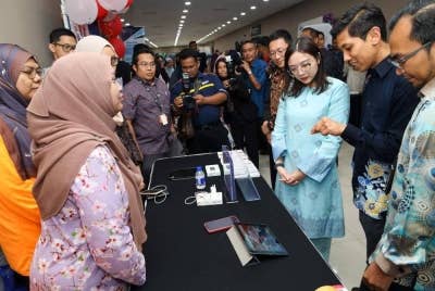 Jamaliah (tiga dari kanan) melawat reruai pameran pada Program MaSiH di Auditorium 2, Hospital Al-Sultan Abdullah UiTM Puncak Alam pada Khamis.
